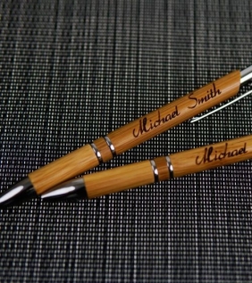 Tại sao nên khắc laser lên bút gỗ bút kim loại?